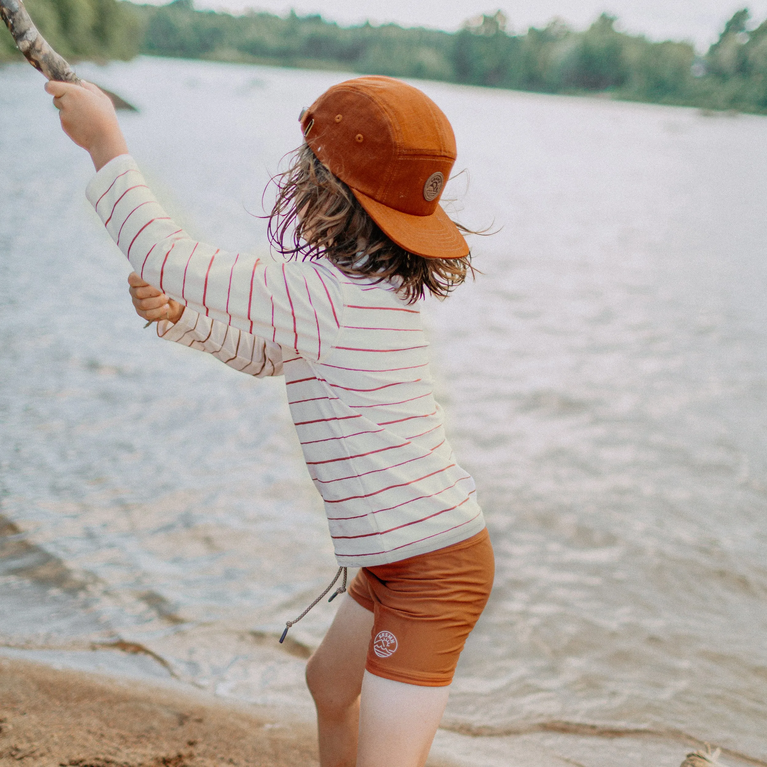 Short de bain brun, enfant || Brown swim short, child
