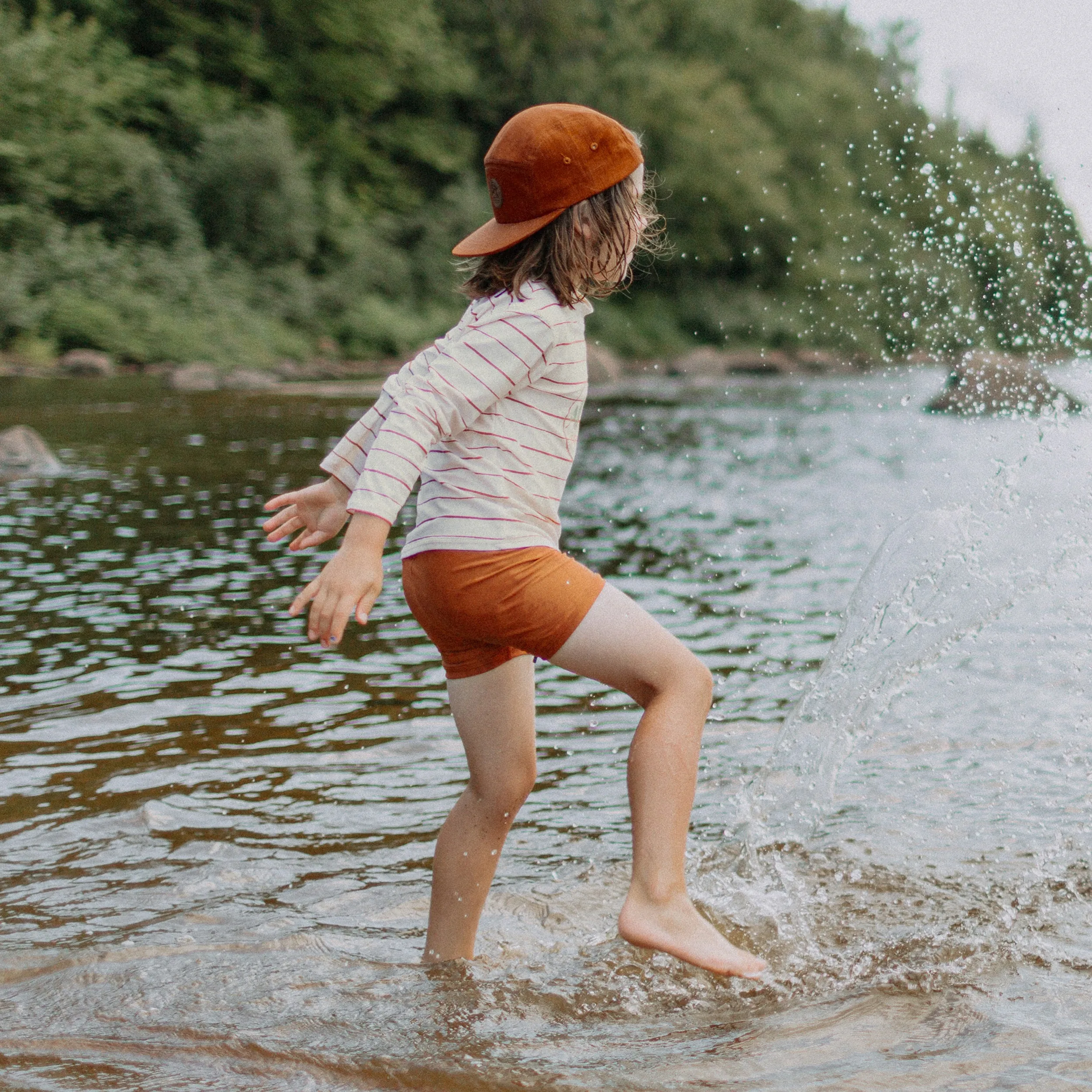 Short de bain brun, enfant || Brown swim short, child
