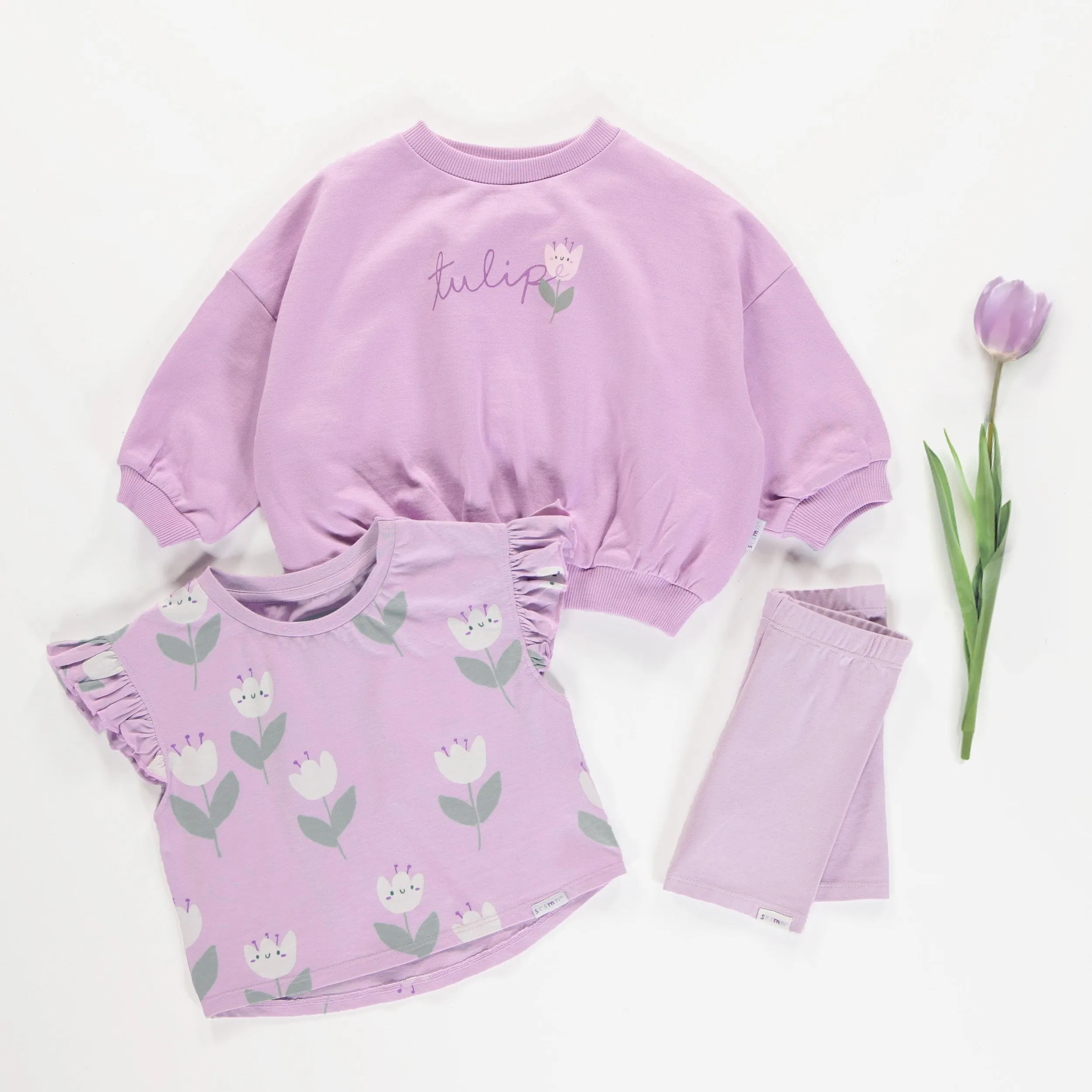 T-shirt ample lilas à motifs de jolies tulipes en jersey extensible, bébé || Loose-fitting lilac t-shirt with tulip all over print in stretch jersey, baby